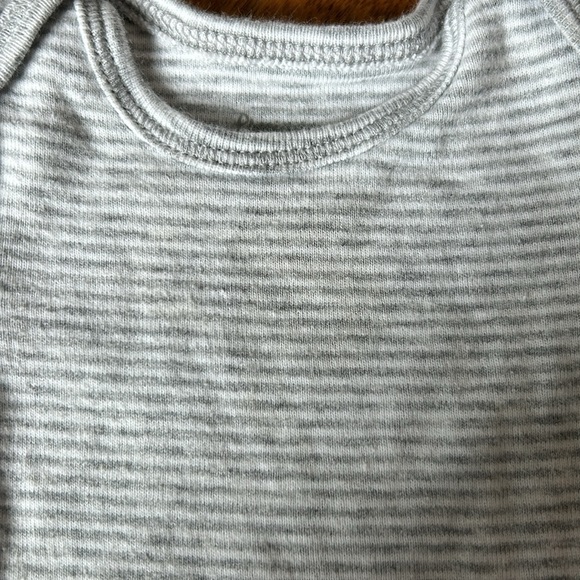 Lot of 5 gender neutral onesies - Picture 5 of 11